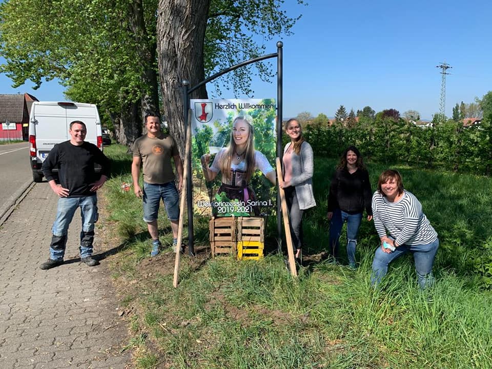 Protrait der Weinprinzessin aufgestellt